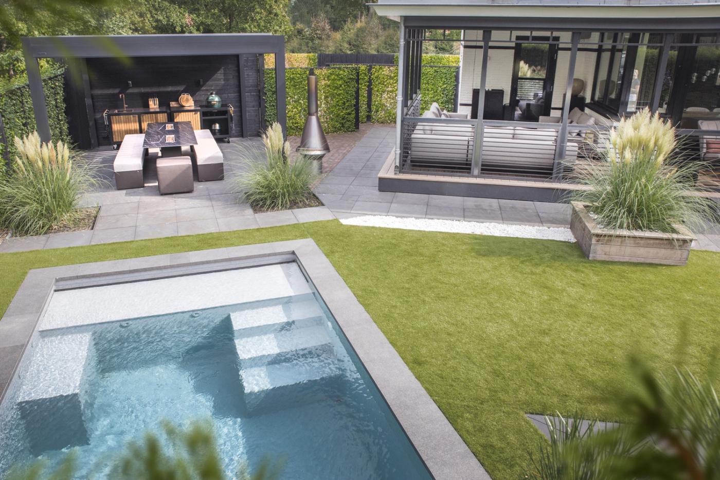 luxe tuin met zwembad