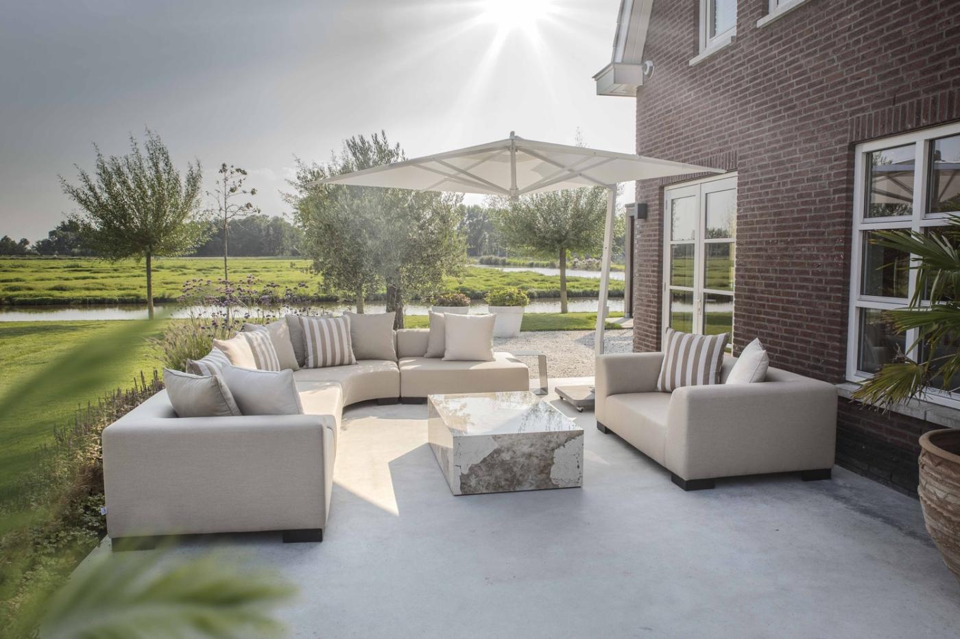 terras met tuinmeubels