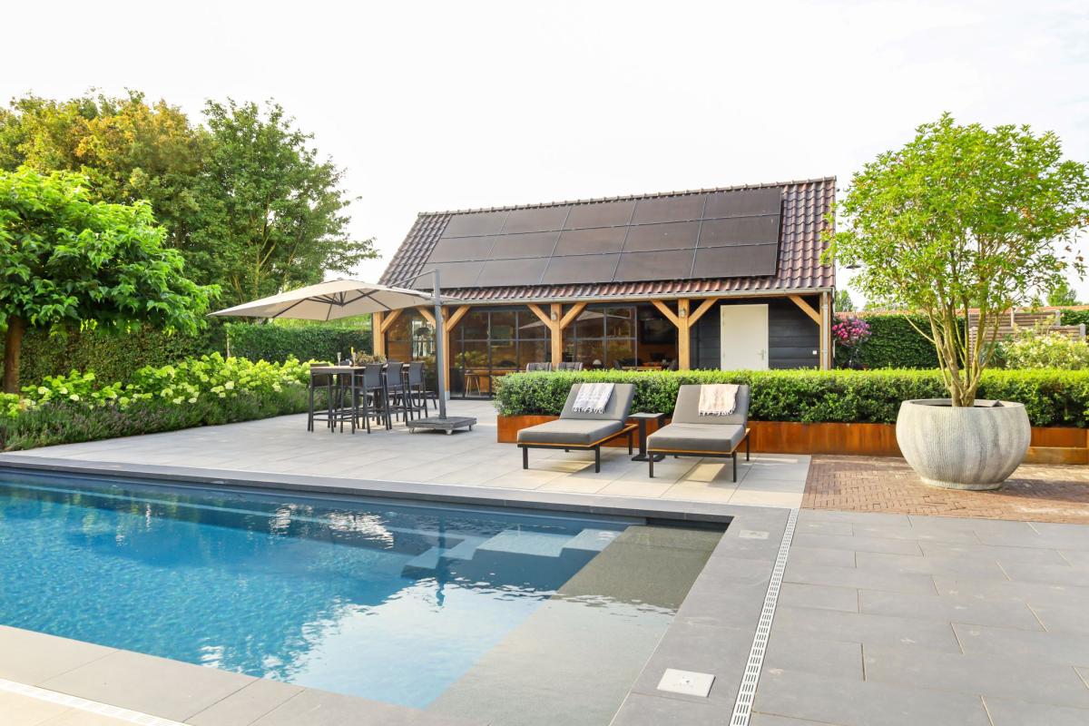 Luxe tuin met zwembad en poolhouse