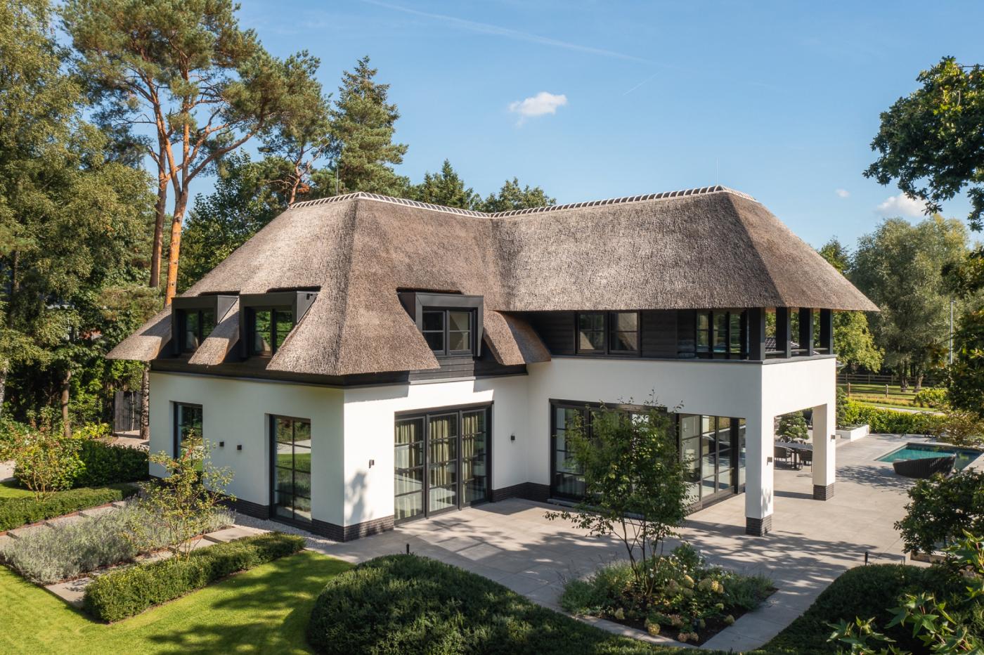 rietgedekte villa in moderne stijl