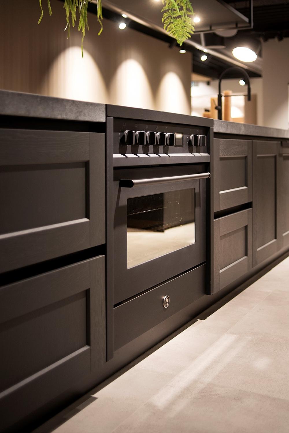 Exclusief STEEL Mistral fornuis in luxe keuken