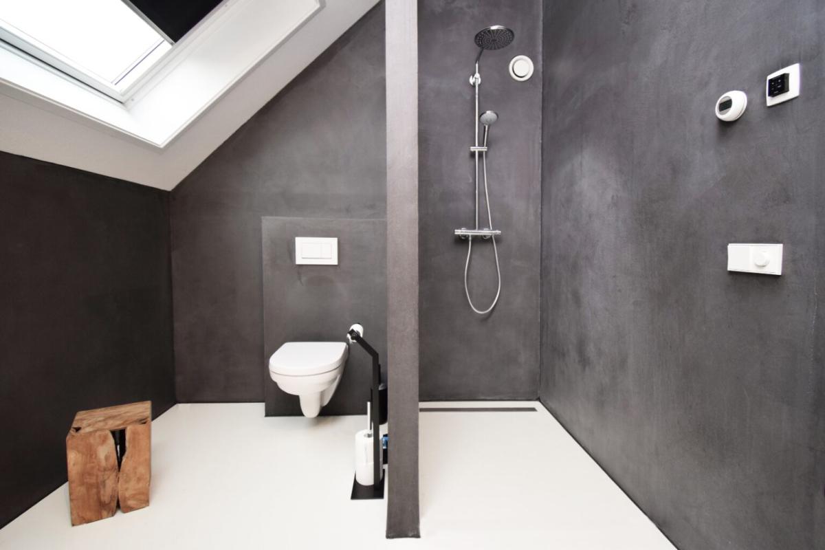 Luxe badkamer met beton ciré wandafwerking