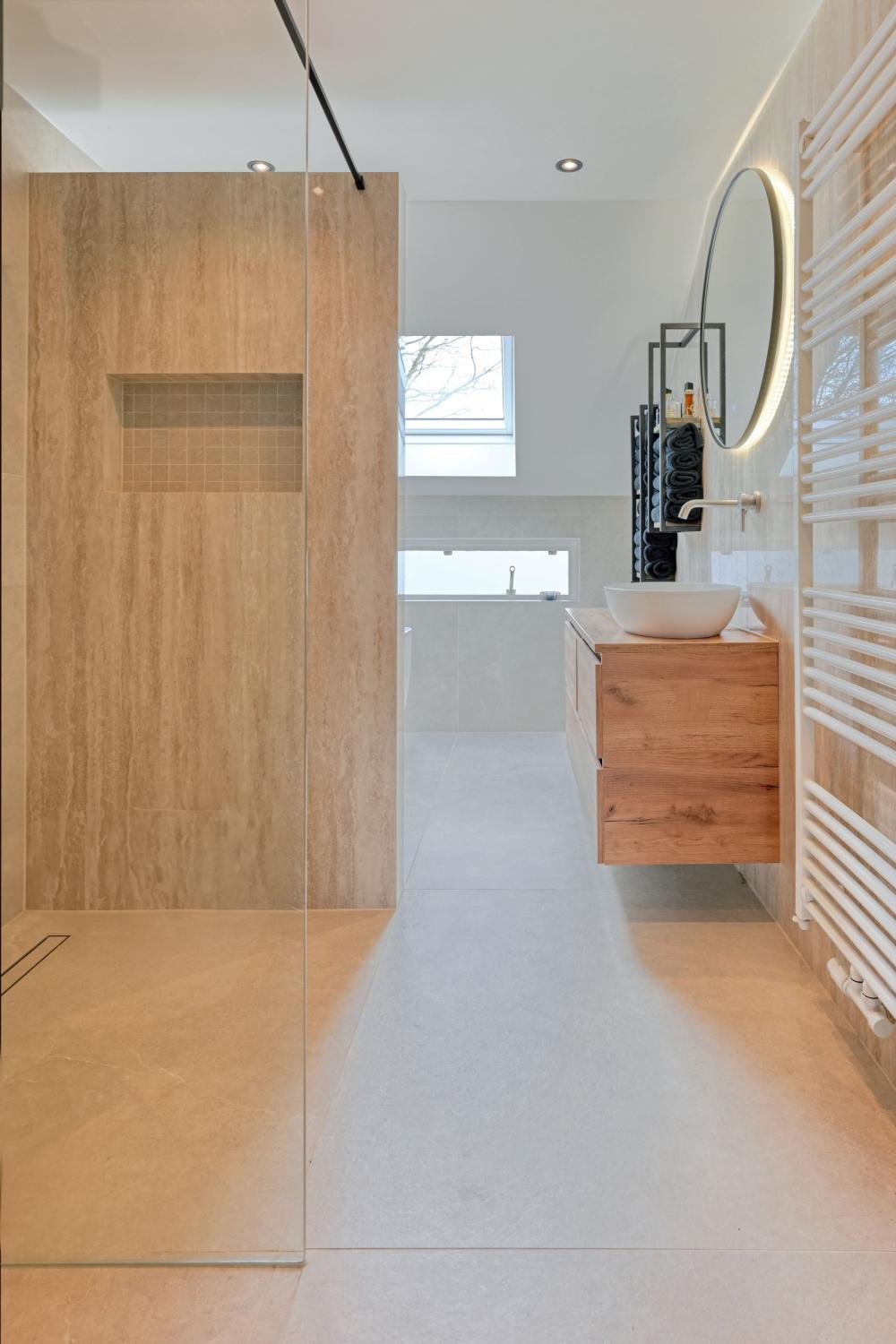 Exclusieve badkamer, toilet en keuken met keramisch blad in woning Harderwijk