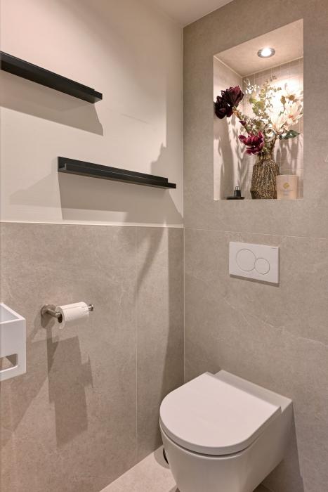 Luxe toilet met keramische tegels