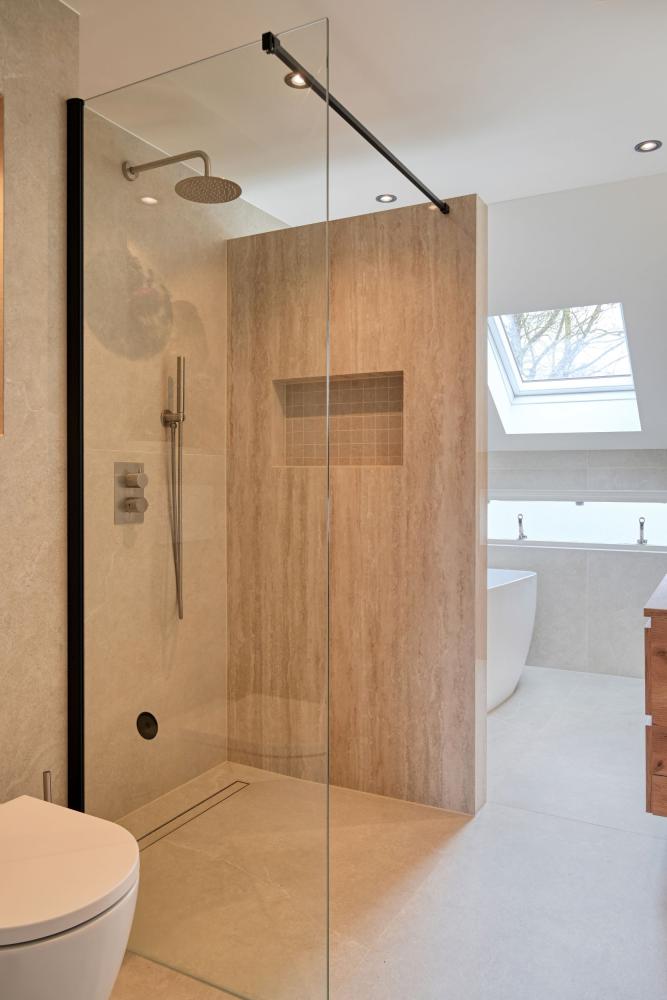 Badkamer met keramische tegels