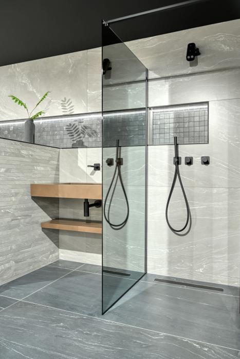 luxe badkamer met keramische tegels
