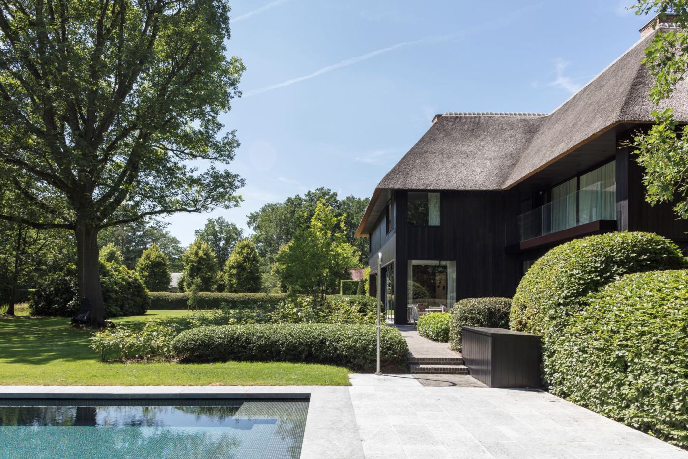 zwembad in luxe tuin