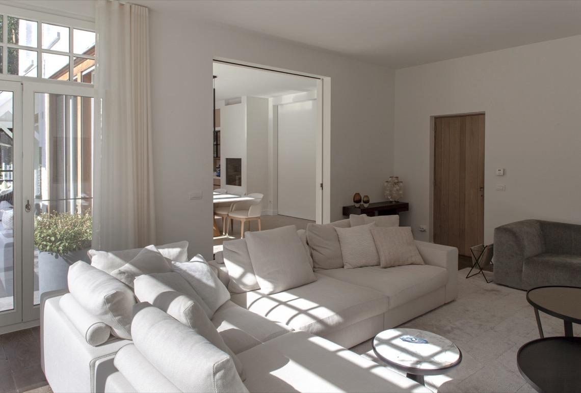 luxe woonkamer met witte bank