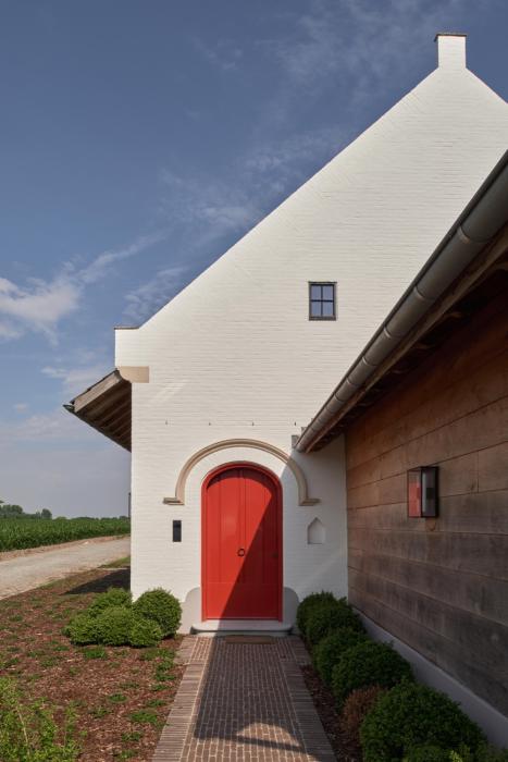 witte woning met rode deur