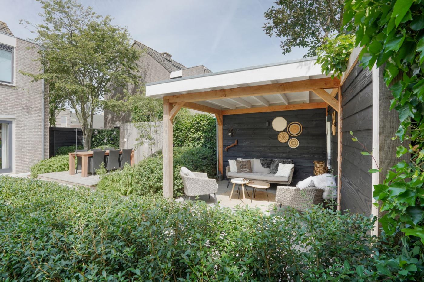 luxe tuin met overkapping