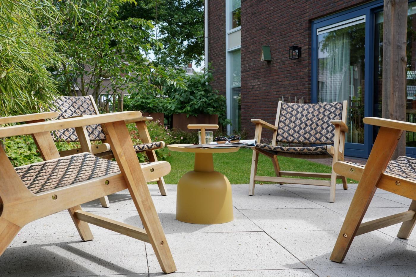 terras in tuin