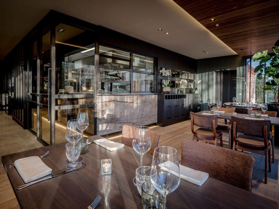 interieur restaurant met maatwerk kast