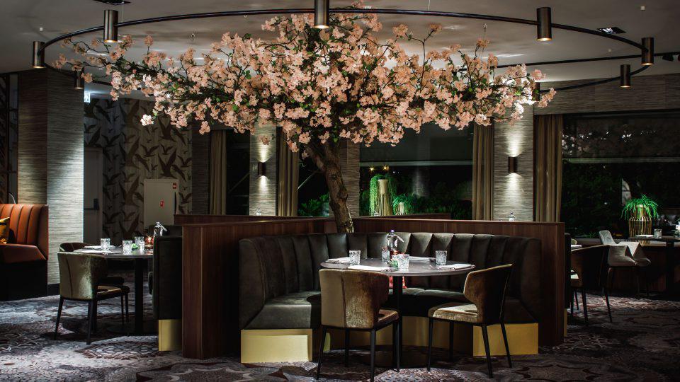 interieur restaurant met boom