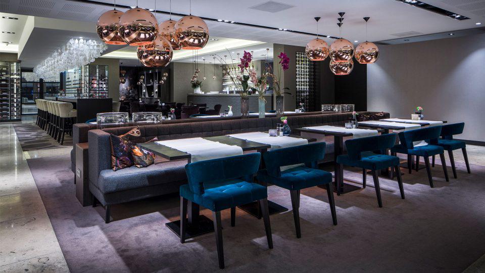 interieur restaurant met bar