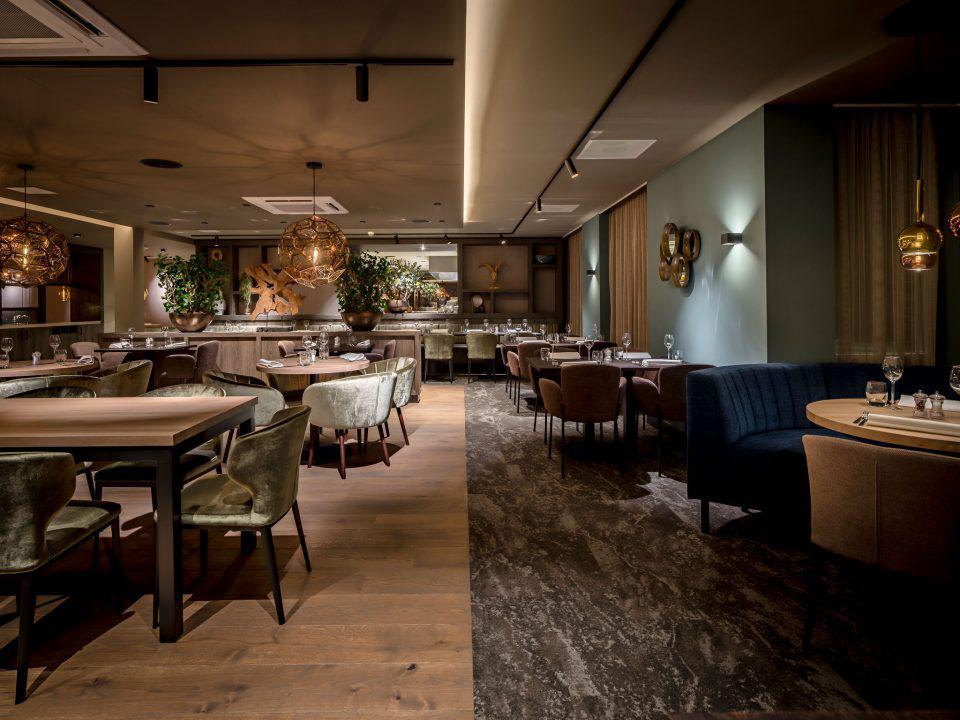 interieur restaurant met meubels