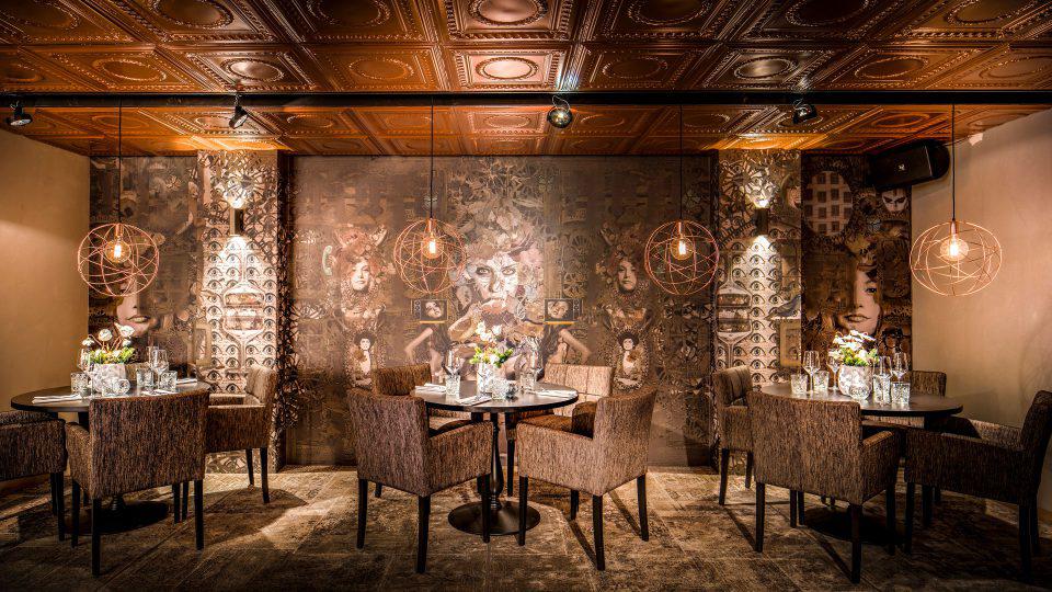 interieur restaurant met wall art