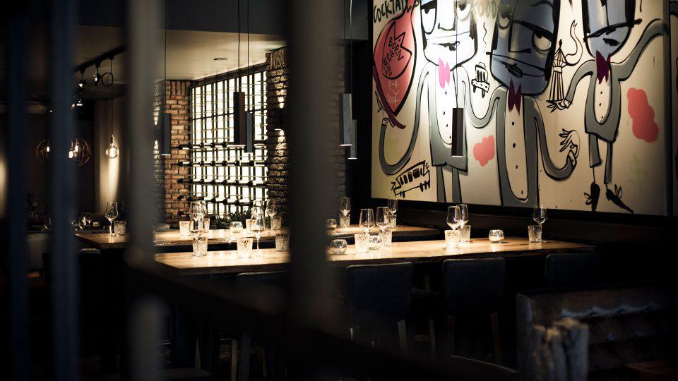 interieur restaurant met kunst