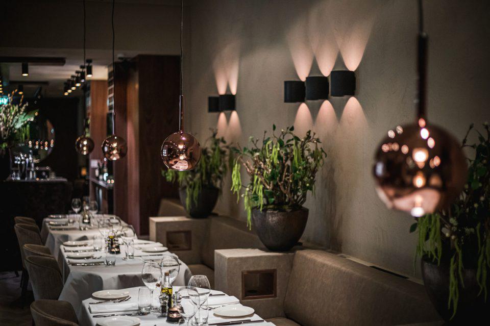 restaurant interieur met verlichting