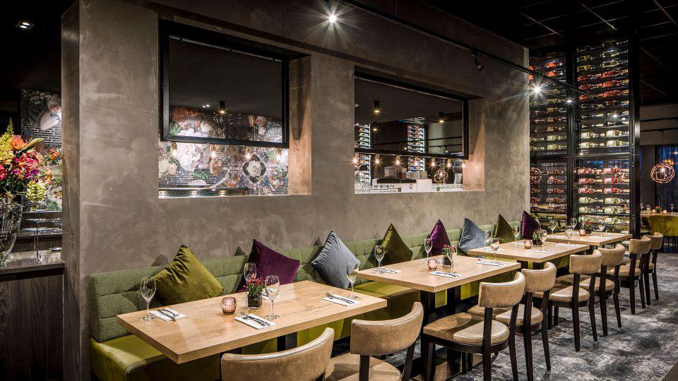 restaurant interieur met wand