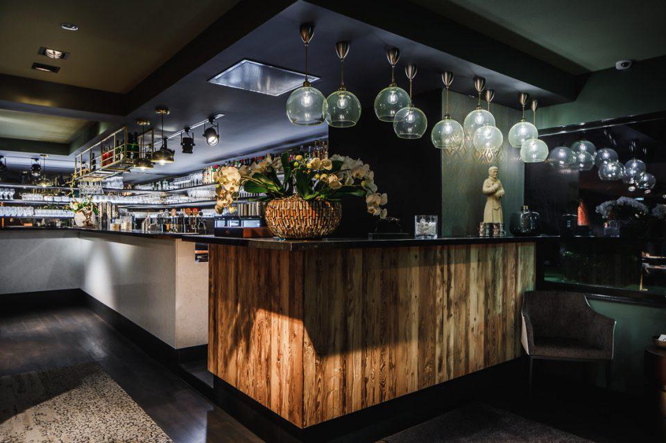 interieur restaurant met bar