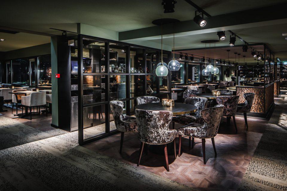 interieur restaurant met design meubels