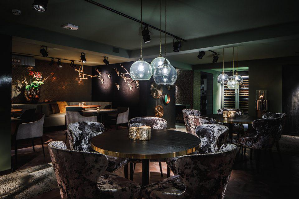 interieur restaurant met verlichting