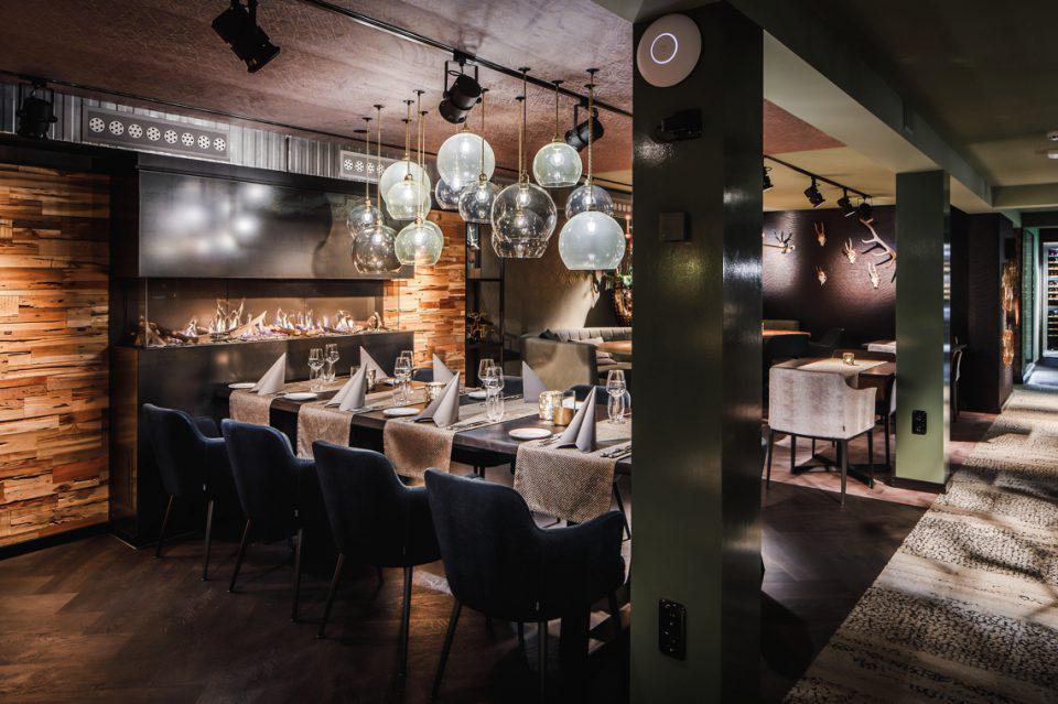 interieur restaurant met haard