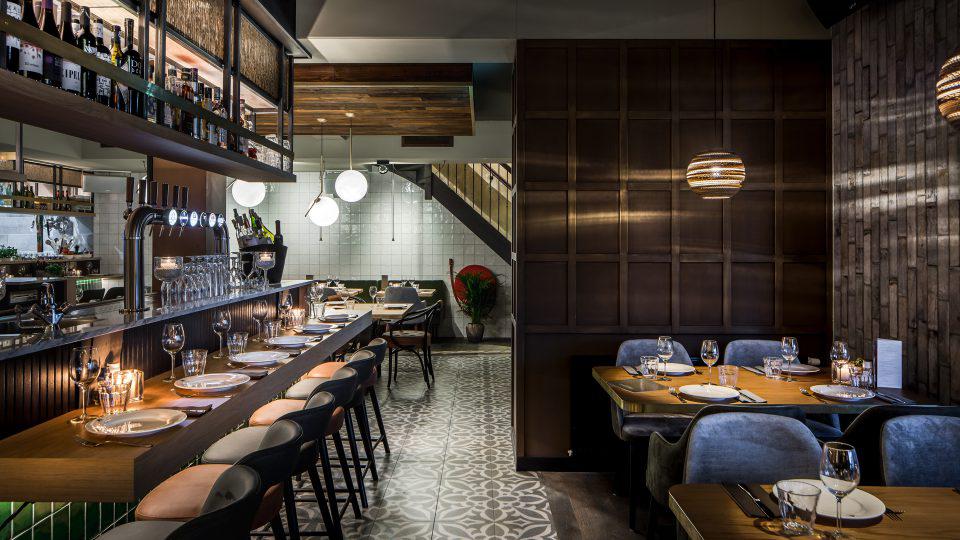 interieur restaurant met roomdivider