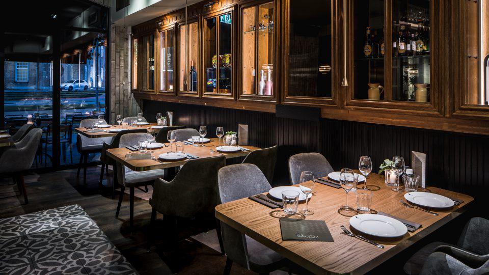 interieur restaurant met maatwerk bar