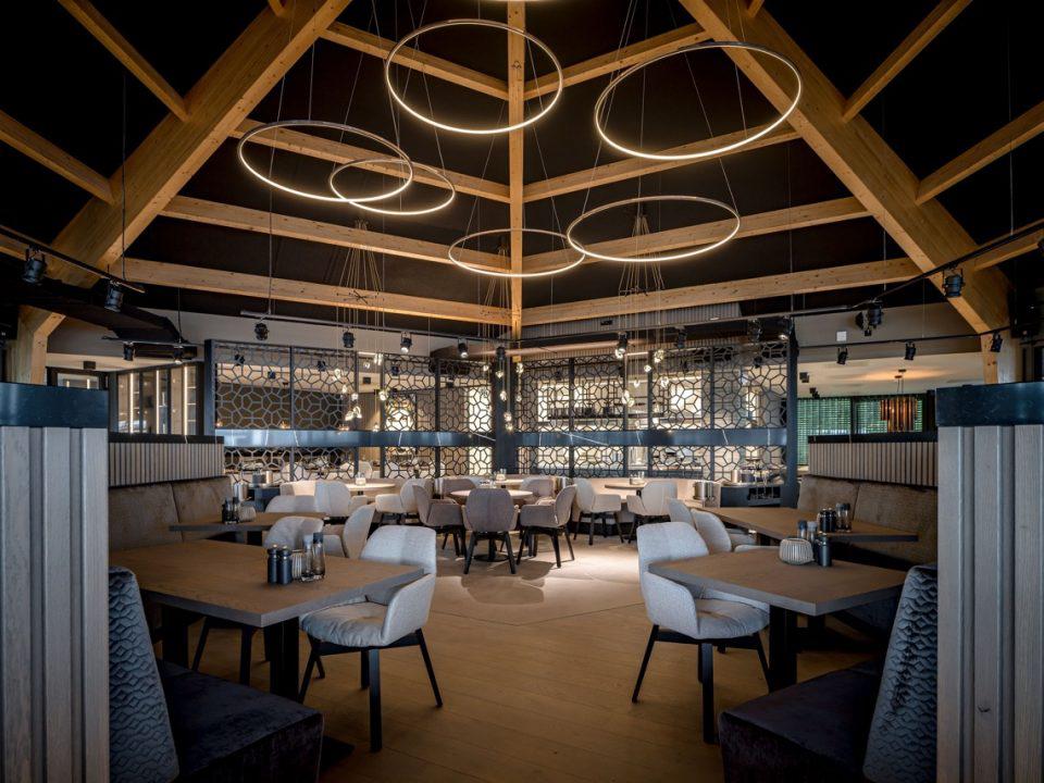 interieur restaurant met design verlichting