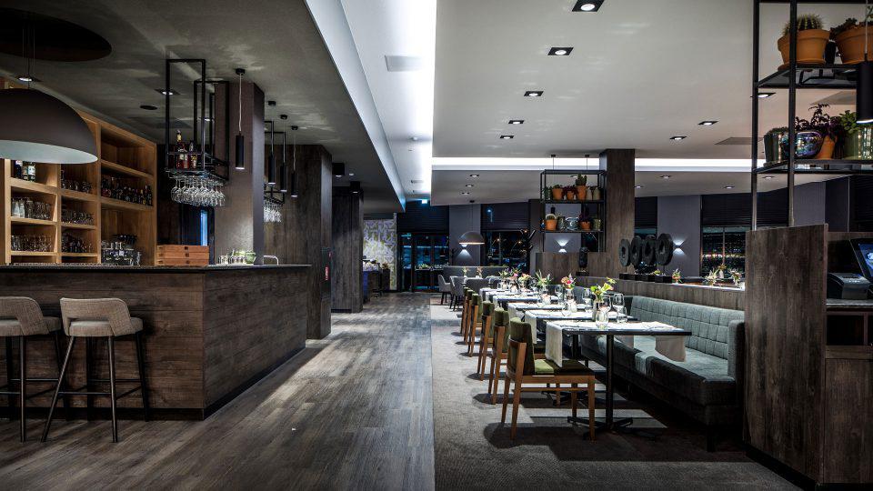 interieur restaurant met bar