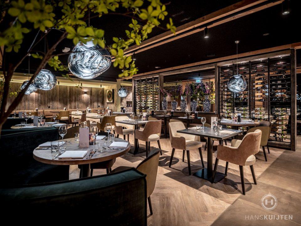 interieur restaurant met wijnkast