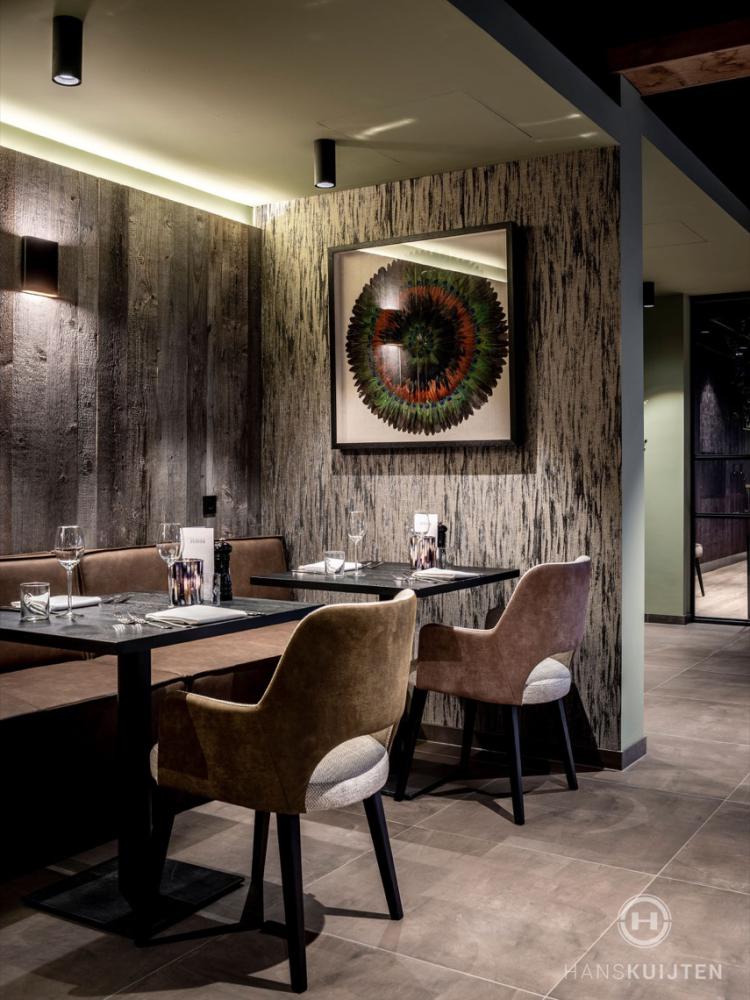 Interieur restaurant met kunst