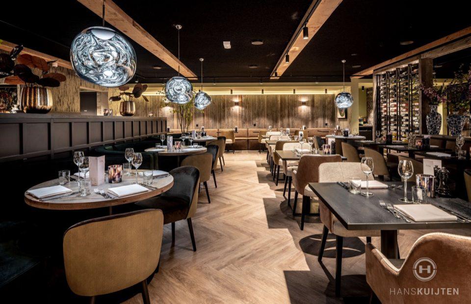 interieur restaurant met meubels