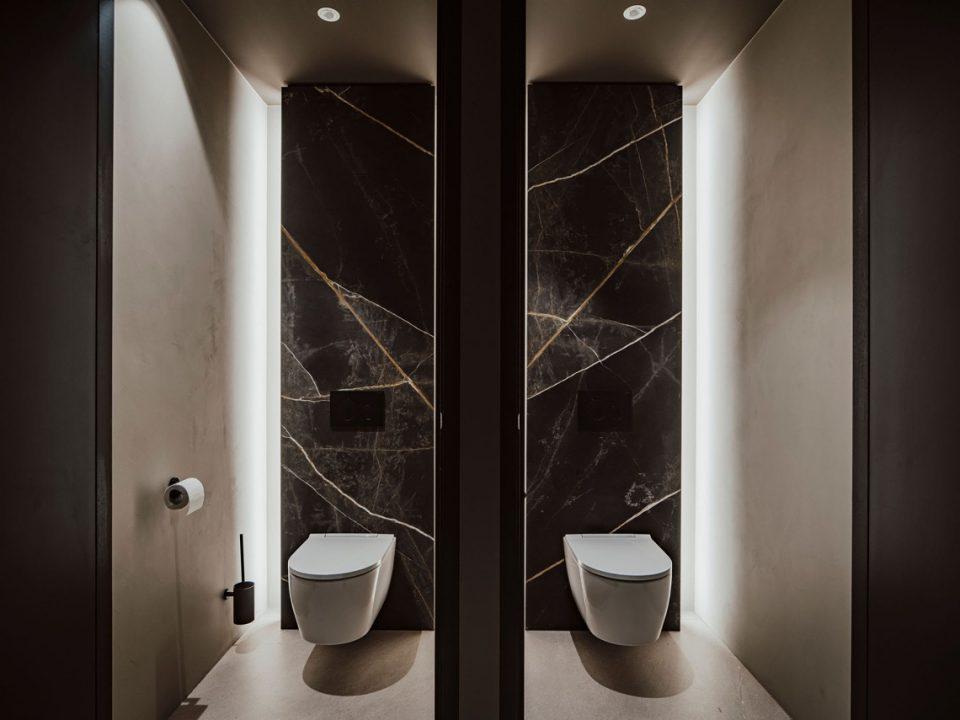 interieur toilet met natuursteen