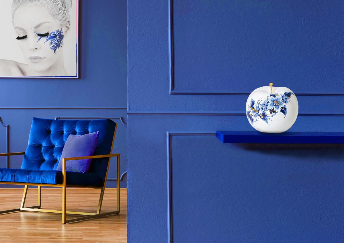 Handgemaakte Delfts Blauwe appel in kleurrijk interieur
