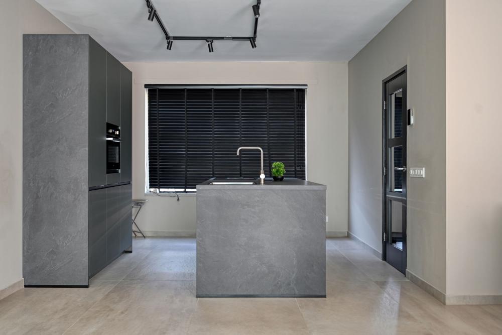 Exclusieve keramische tegels, cinewall en keukenblad in luxe interieur