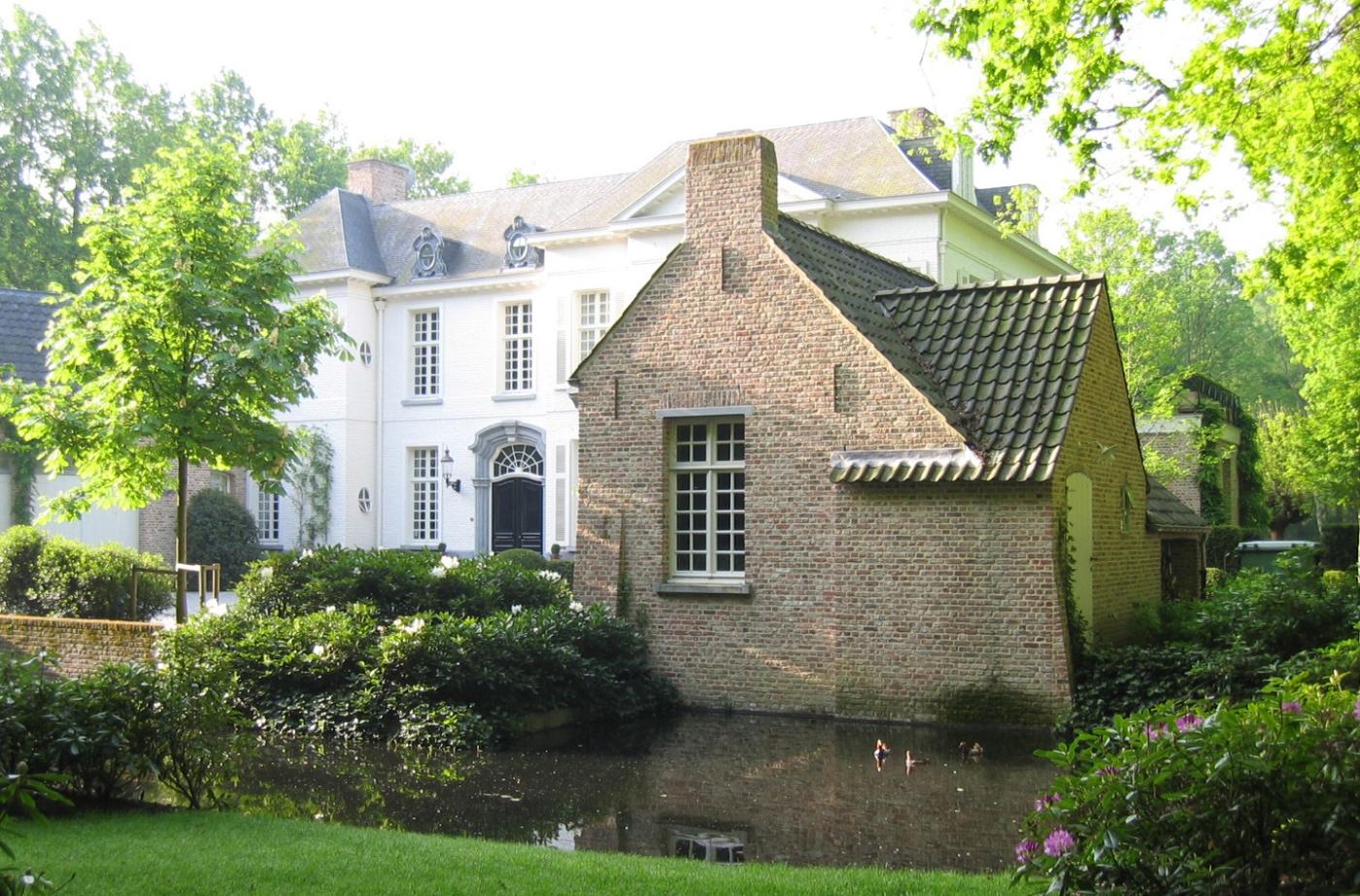 luxe tuin met gracht