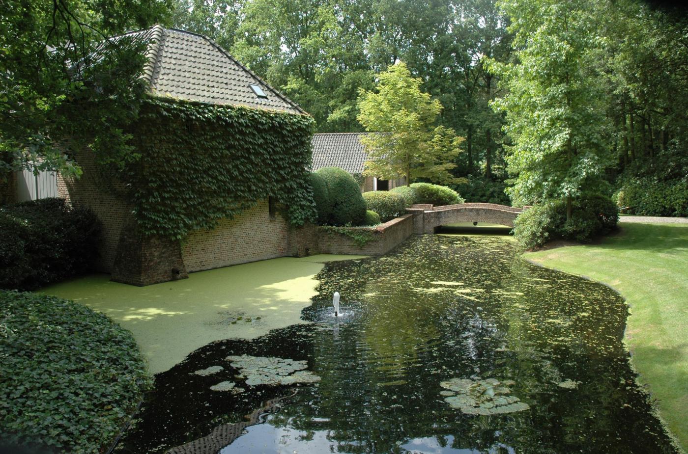 Luxe gracht in tuin