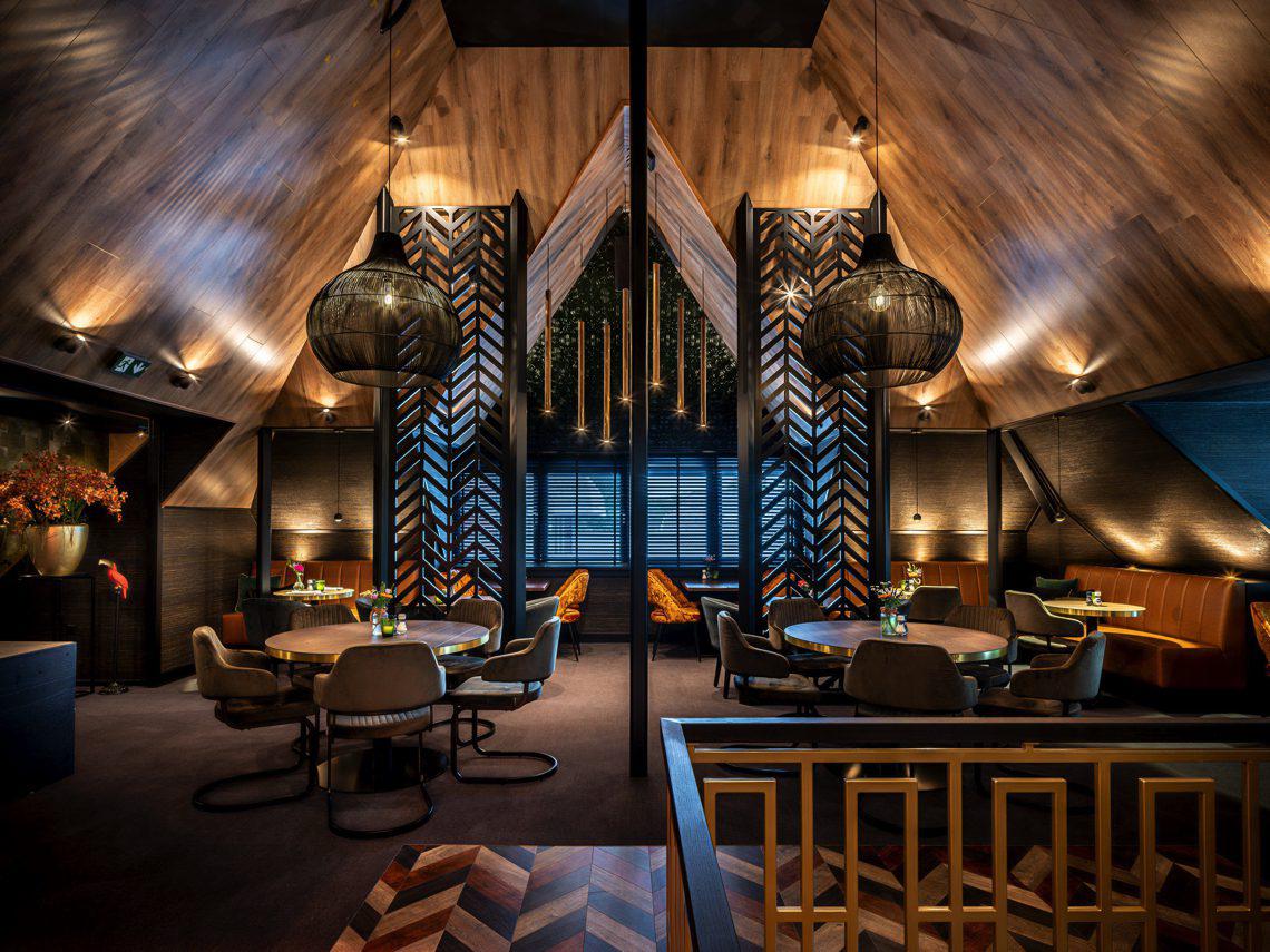 luxe interieur restaurant met design verlichting