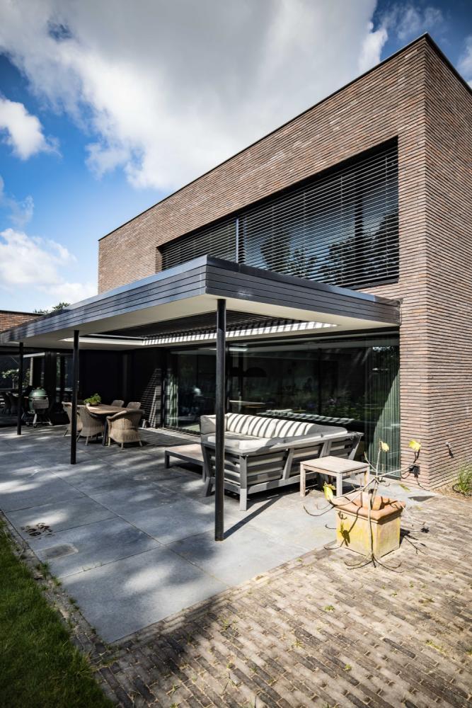 overdekt terras bij modern huis