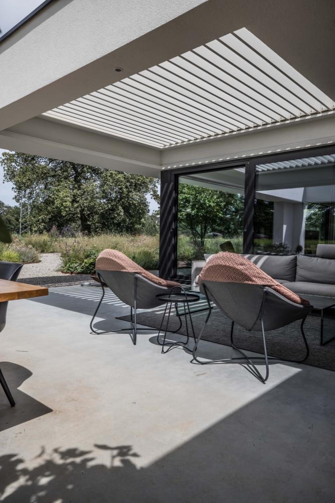 luxe stoelen op terras