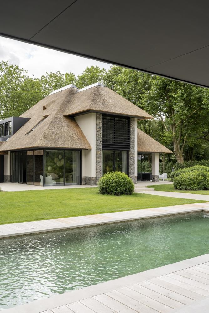 zwembad met luxe villa