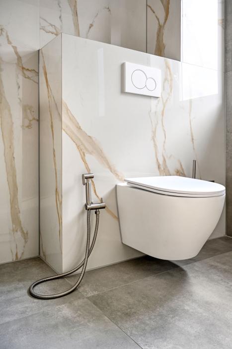 toilet met keramische tegels badkamer