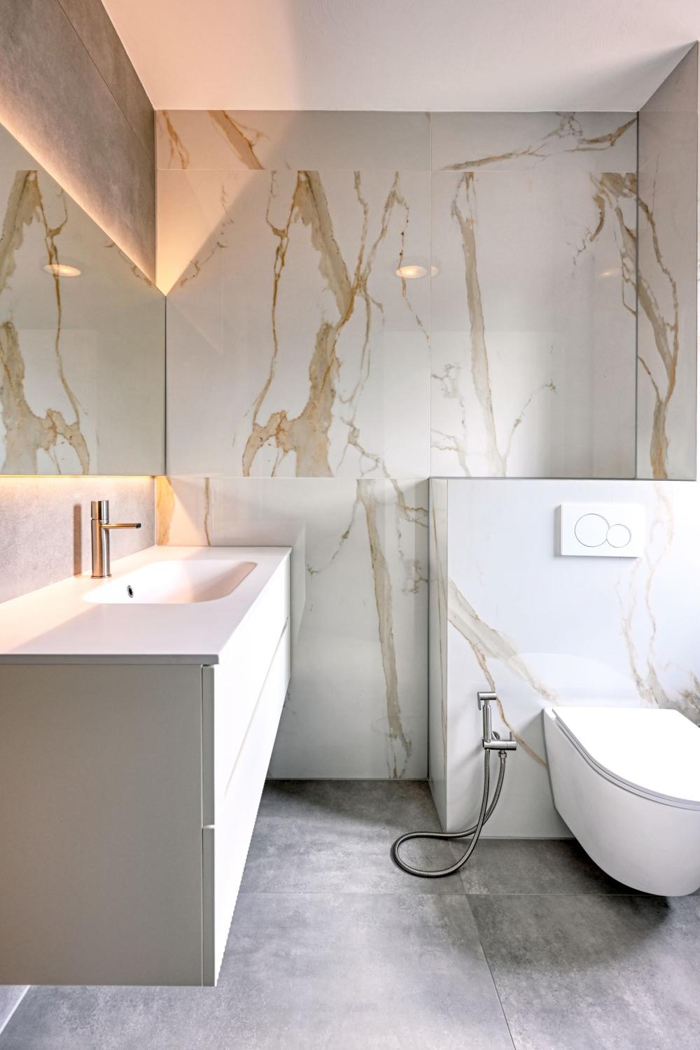 Luxe toilet en badkamer in villa Harderwijk