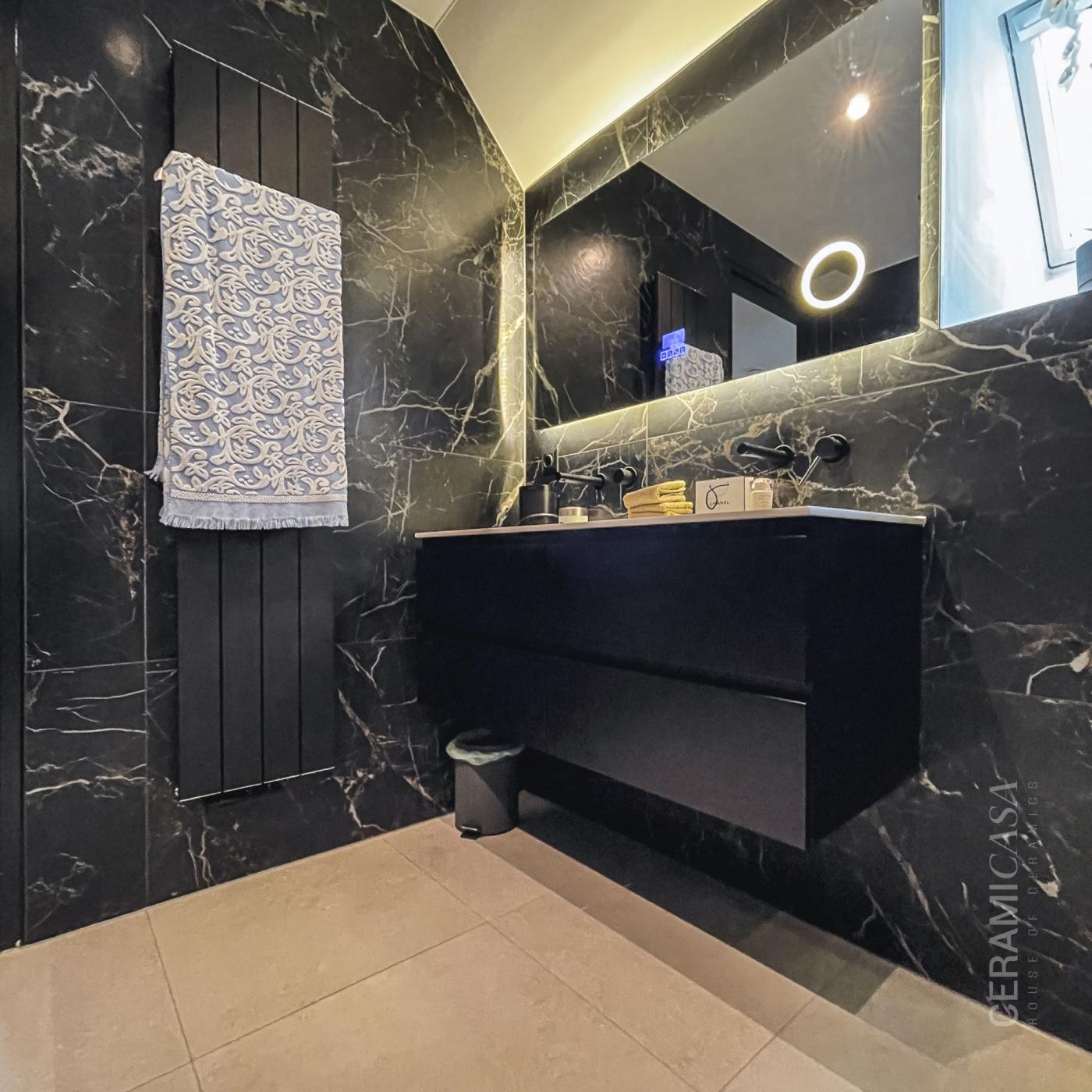 Luxe badkamer met keramische tegels