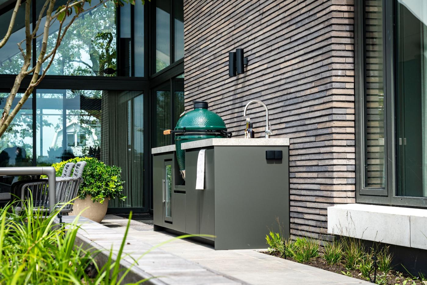 luxe tuin met buitenkeuken