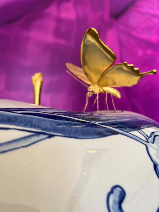 gouden insecten op handgemaakte kunst