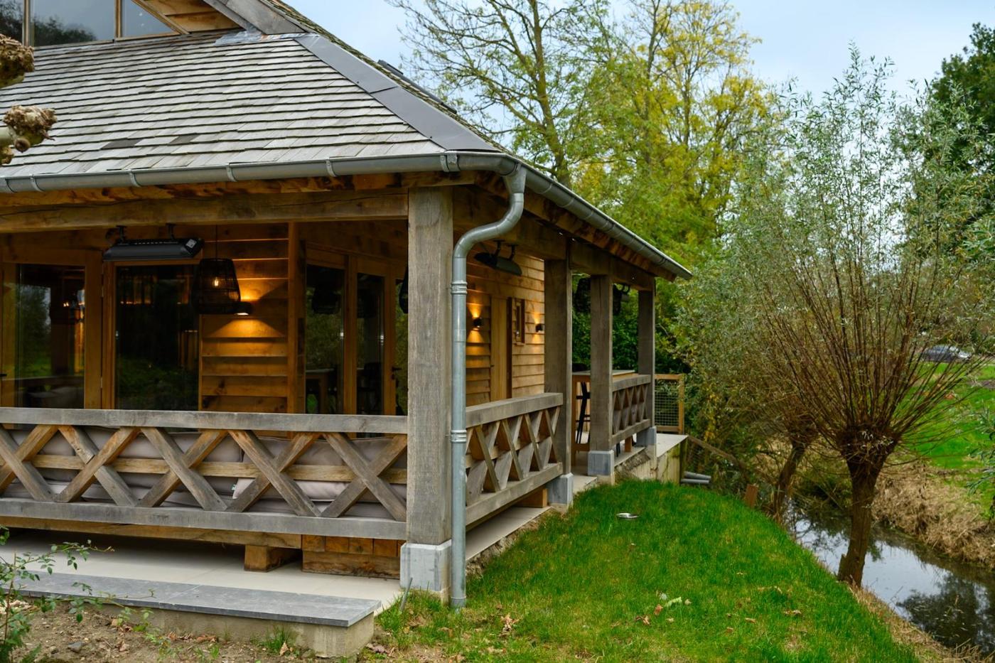 Houten bijgebouw met overkapping