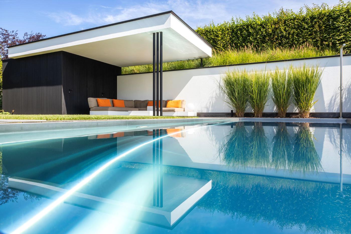 luxe inox zwembad met poolhouse